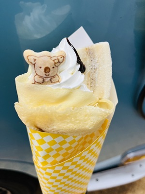 看板メニューのクレープ写真