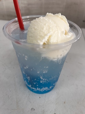 色鮮やかなクリームソーダの写真