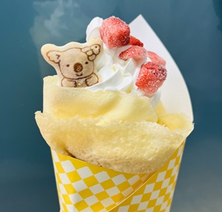 いちごトッピングとコアラのクッキーが乗ったクレープのアップ写真